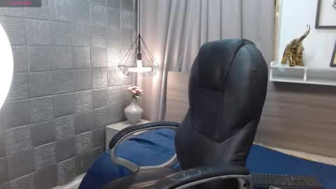 Snapshot of iancute_ chatting on October 13, 12:12 am ian online show from October 13, 12:12 am