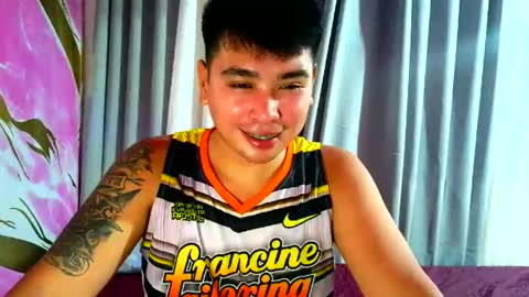 Snapshot of iconic_vince chatting on October 22, 12:29 pm iconic_vince online show from October 22, 12:29 pm