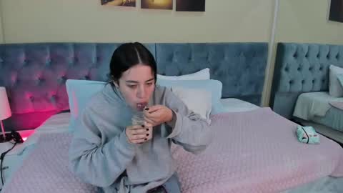 Snapshot of icysweetcam chatting on February 3, 11:31 am Icy online show from February 3, 11:31 am