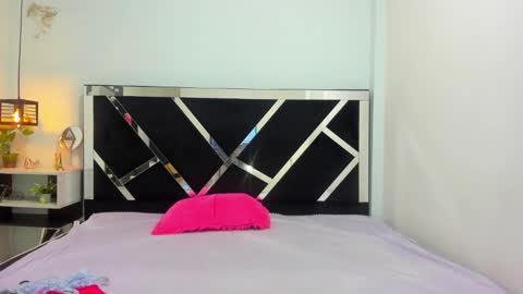 Snapshot of iisabella_noa chatting on September 10, 12:39 pm Isabella online show from September 10, 12:39 pm