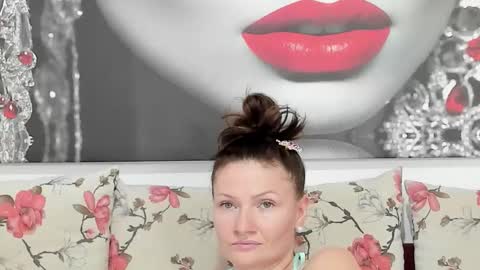 Snapshot of illegalbeauty87 chatting on October 1, 9:35 pm Ingrid or more easier...Miss GoDDess Mistress online show from October 1, 9:35 pm