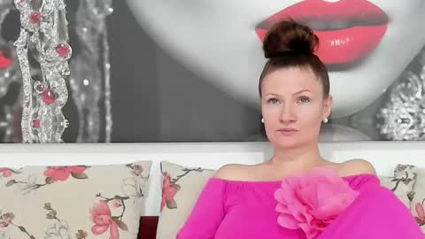 Snapshot of illegalbeauty87 chatting on September 18, 10:47 pm Ingrid or more easier...Miss GoDDess Mistress online show from September 18, 10:47 pm