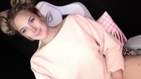 Candy Moore online show from April 29, 3:06 pm