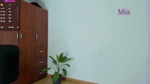 mia ---------  COL TIME online show from October 30, 11:38 pm