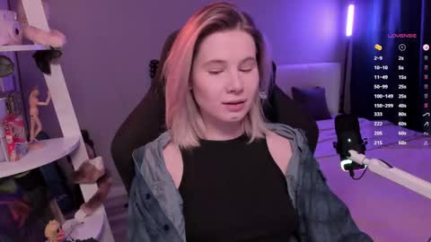 Mia online show from April 24, 11:01 am