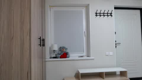 Della online show from September 18, 6:12 pm