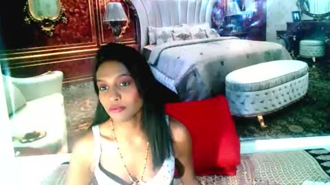 Snapshot of indianlovebug chatting on January 13, 8:37 am Leah online show from January 13, 8:37 am