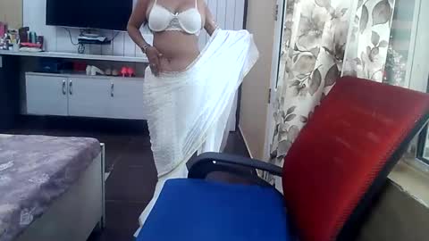Snapshot of indianrads9 chatting on October 6, 6:42 am Radha online show from October 6, 6:42 am