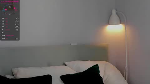 Snapshot of iralascola chatting on October 18, 2:16 am Mia online show from October 18, 2:16 am