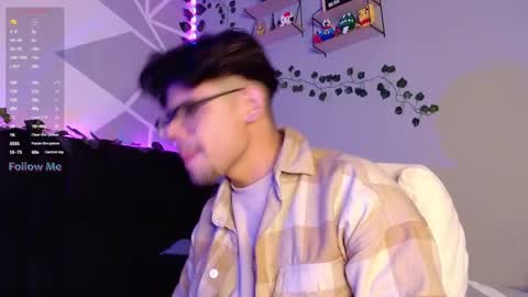 Snapshot of isaac_saenz chatting on December 8, 4:44 am Isaac Saenz. online show from December 8, 4:44 am