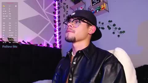 Snapshot of isaac_saenz chatting on December 5, 3:42 am Isaac Saenz. online show from December 5, 3:42 am