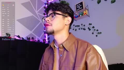 Snapshot of isaac_saenz chatting on December 3, 10:23 pm Isaac Saenz. online show from December 3, 10:23 pm