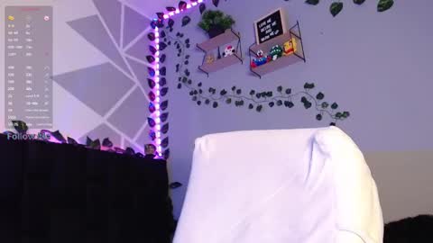 Snapshot of isaac_saenz chatting on December 4, 1:30 am Isaac Saenz. online show from December 4, 1:30 am