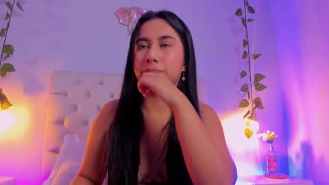 Snapshot of isabella_flowerss chatting on February 17, 2:42 am online show from February 17, 2:42 am