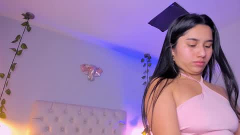 Snapshot of isabella_flowerss chatting on February 22, 2:50 am online show from February 22, 2:50 am