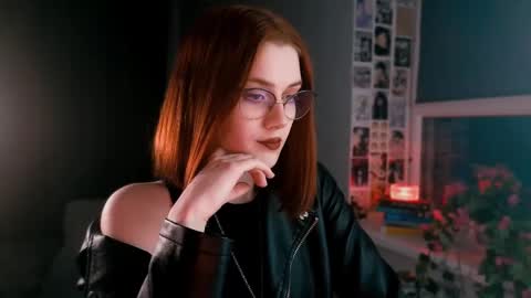 Snapshot of isabelle_stern chatting on February 17, 10:05 pm Madame Isabelle online show from February 17, 10:05 pm