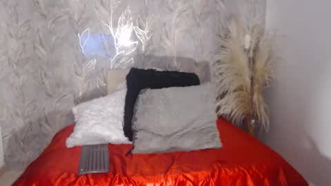 Snapshot of isabellj28 chatting on October 24, 3:51 am isabellj28 online show from October 24, 3:51 am