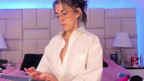 Snapshot of isis_loveyes_ chatting on March 2, 1:26 am Pauli online show from March 2, 1:26 am