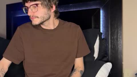 isocialmedia online show from February 10, 10:40 am