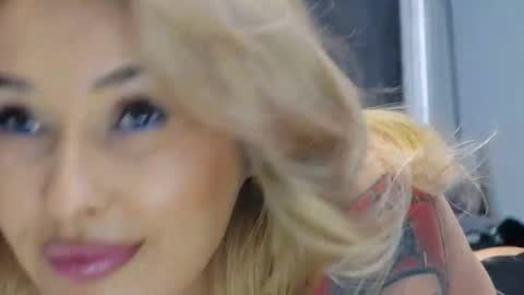 IssaSmyth online show from December 4, 4:06 pm