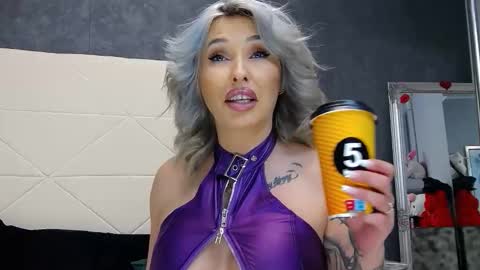 IssaSmyth online show from February 11, 4:55 pm