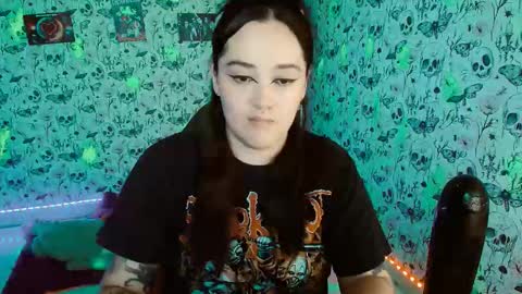 Snapshot of issis_demon chatting on October 5, 4:21 am Yiz online show from October 5, 4:21 am