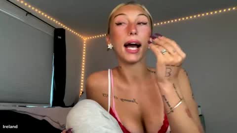 itsirelandbby online show from May 18, 7:09 pm