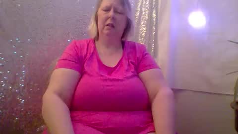 ivyjane3522 online show from May 5, 1:23 am