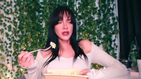 Miss Ivy online show from December 13, 5:00 pm