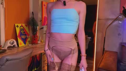 Snapshot of izi_fox chatting on October 10, 4:35 pm izi online show from October 10, 4:35 pm