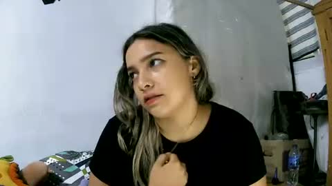 izzy_32 online show from May 22, 7:31 pm