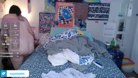 izzyishottttt online show from December 17, 10:49 pm