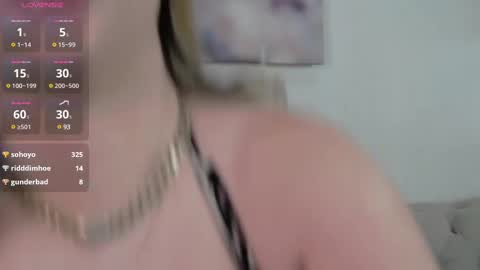 Snapshot of janellebrown_ chatting on March 4, 7:01 pm Janelle Brown online show from March 4, 7:01 pm