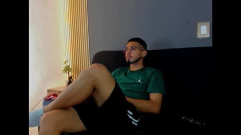 Snapshot of jaybrown_1 chatting on October 3, 4:21 am Jay online show from October 3, 4:21 am