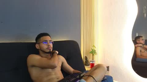 Snapshot of jaybrown_1 chatting on October 4, 4:32 am Jay online show from October 4, 4:32 am