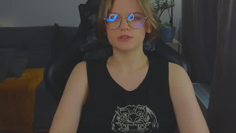 Snapshot of jess0e9 chatting on October 15, 1:01 pm JessieVibes online show from October 15, 1:01 pm