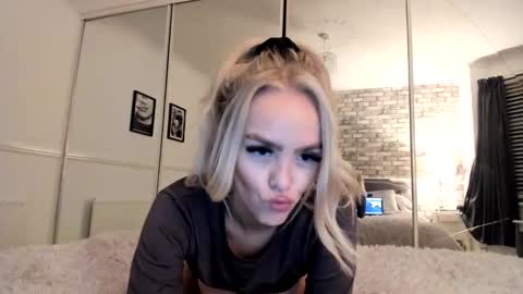 jessiebella0210_ online show from March 3, 9:55 pm