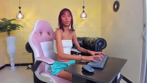 Snapshot of jessy_skinny_ chatting on October 4, 12:41 am Jessy online show from October 4, 12:41 am