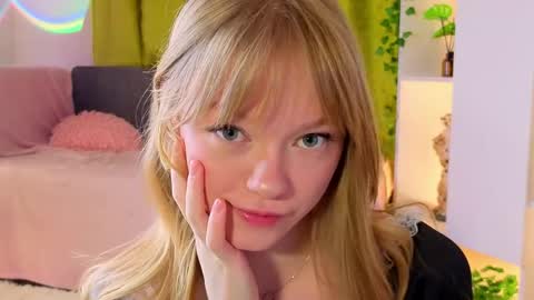 Gwen online show from April 3, 8:16 pm