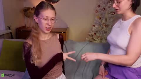 Snapshot of jitoon_exe chatting on December 7, 4:42 pm Hey Guys We are Julia ginger  Tina brunette online show from December 7, 4:42 pm
