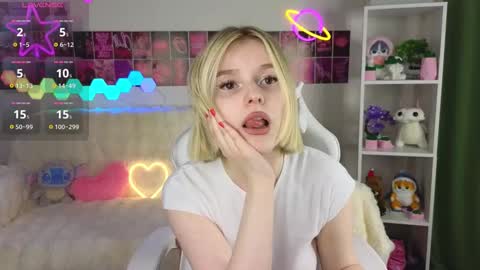 Snapshot of joice_queen chatting on February 18, 3:42 am Paula online show from February 18, 3:42 am