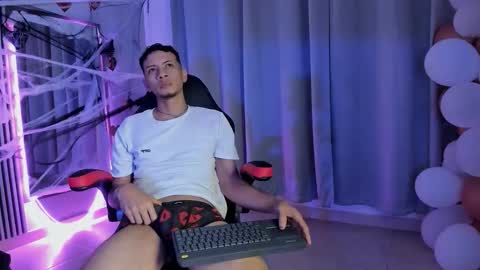 Snapshot of jordan_and_dustin chatting on October 19, 7:35 am jordan_and_dustin online show from October 19, 7:35 am