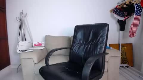 Snapshot of josezaens_ chatting on October 23, 8:27 am josezaens_ online show from October 23, 8:27 am