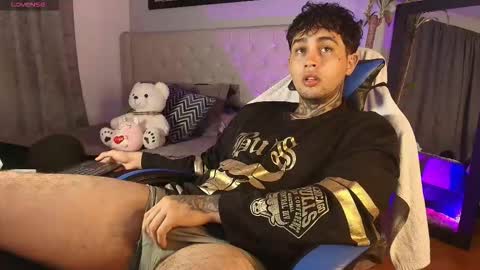 juan_alvarez18 online show from March 4, 3:03 am