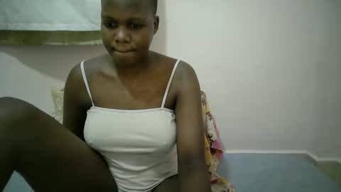 Snapshot of juicy_bella2 chatting on September 27, 3:21 pm juicy_bella2 online show from September 27, 3:21 pm