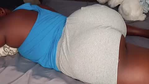 Snapshot of juicybooty_001 chatting on October 16, 5:18 am Sweetass online show from October 16, 5:18 am