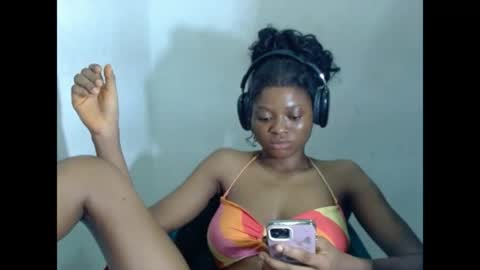 juicynpinkx online show from April 21, 2:51 am