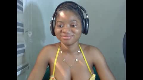 juicynpinkx online show from April 7, 8:49 am