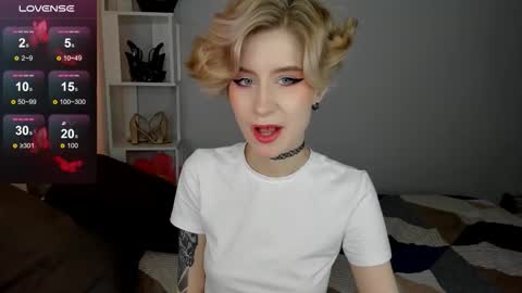 Snapshot of julescrown chatting on September 18, 12:47 am Jules online show from September 18, 12:47 am