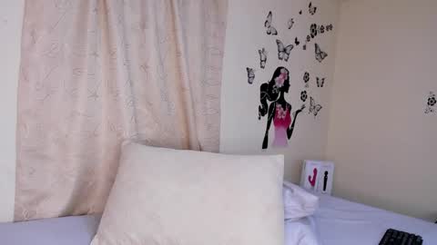 Snapshot of juli_castillos chatting on February 24, 6:04 pm Juli online show from February 24, 6:04 pm